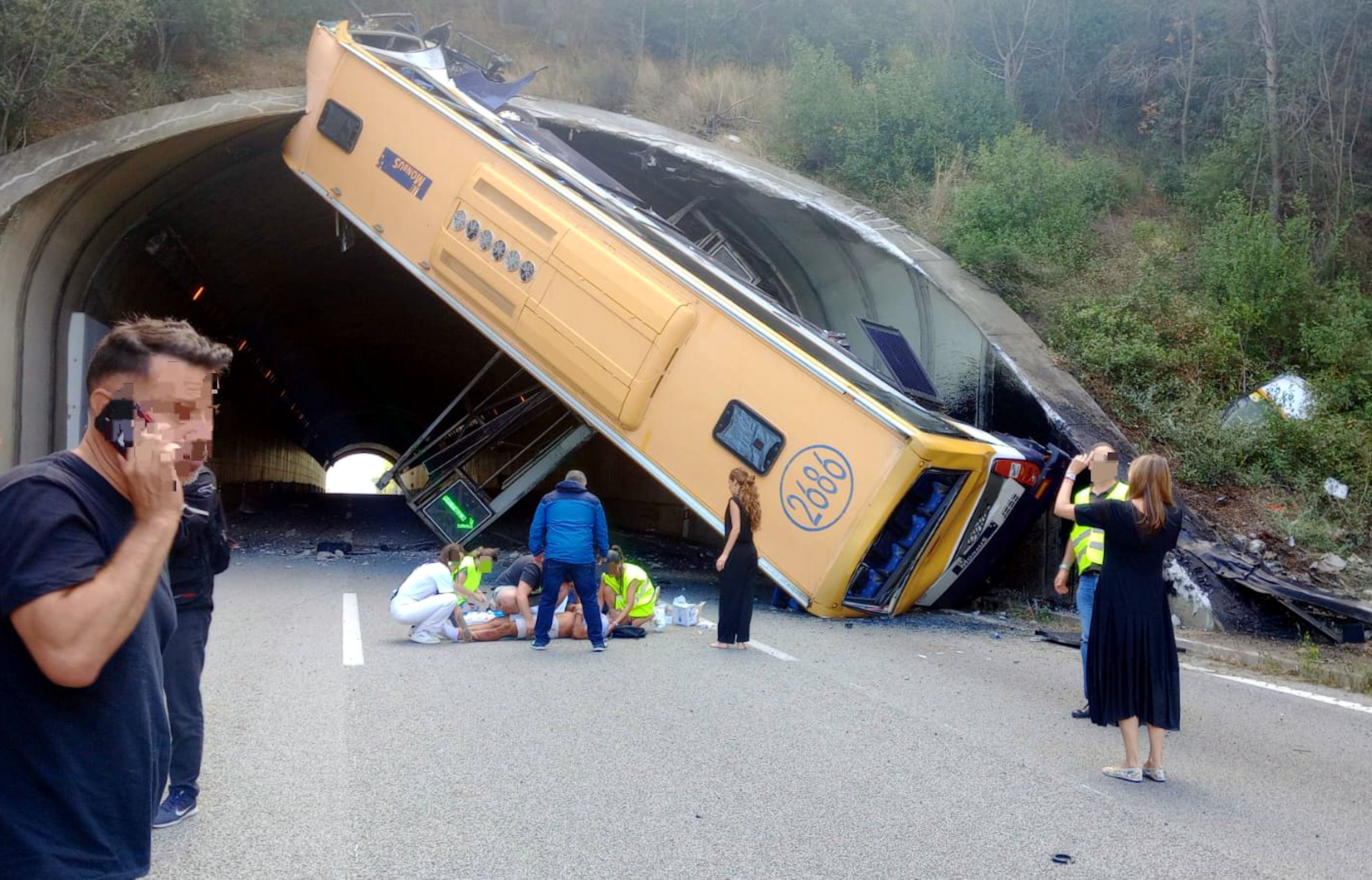 Autobús bolcat a la C-32. Foto: Cedida a l'ACN