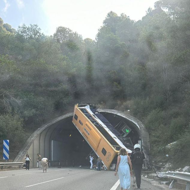 Autobus encastat aa l'entrada del túnel