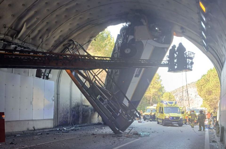 Autobús a l'interior del túnel a la C-32 al Maresme. Foto: Protecció Civil