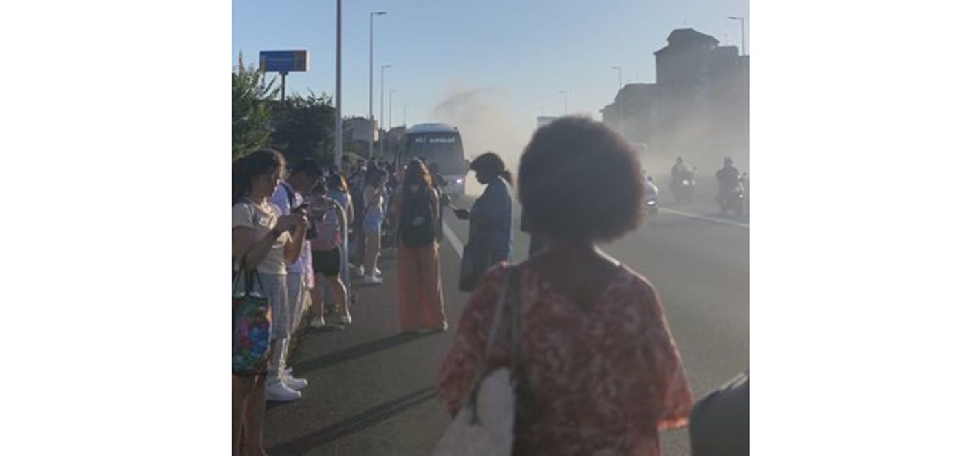 Passatgers del bus Mataró Barcelona a l'autopista. Foto Mataró Segura