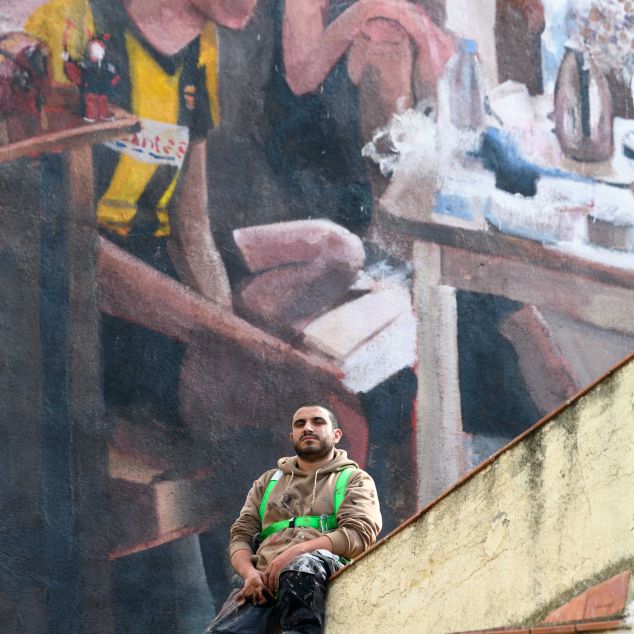 Mohamed L'Ghacham, davant del seu mural. Foto: R. Gallofré