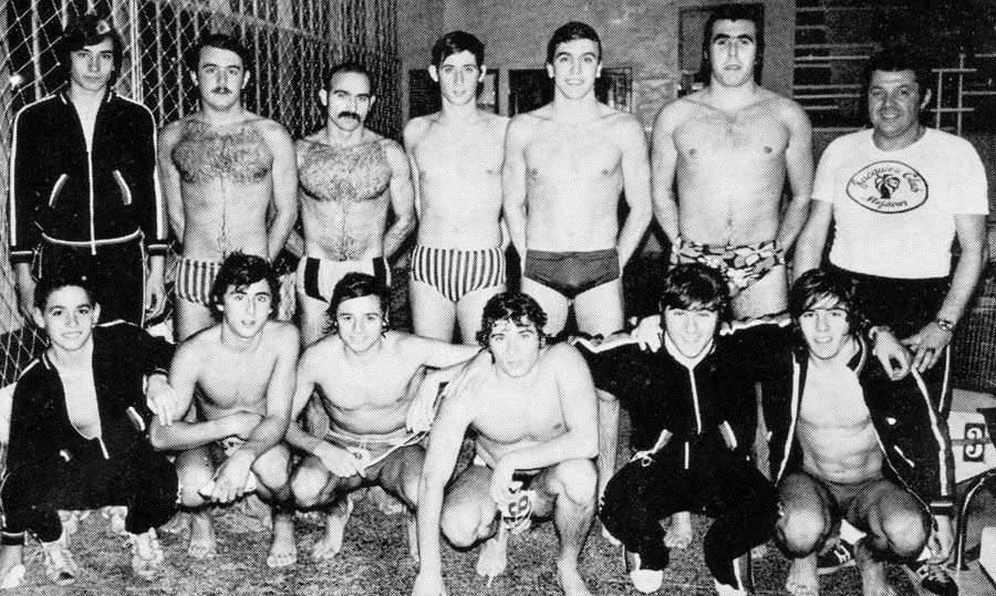 Equip de waterpolo del CN Mataró, en la temporada 1973-1974. Pere Robert apareix a la fila superior, el tercer per la dreta