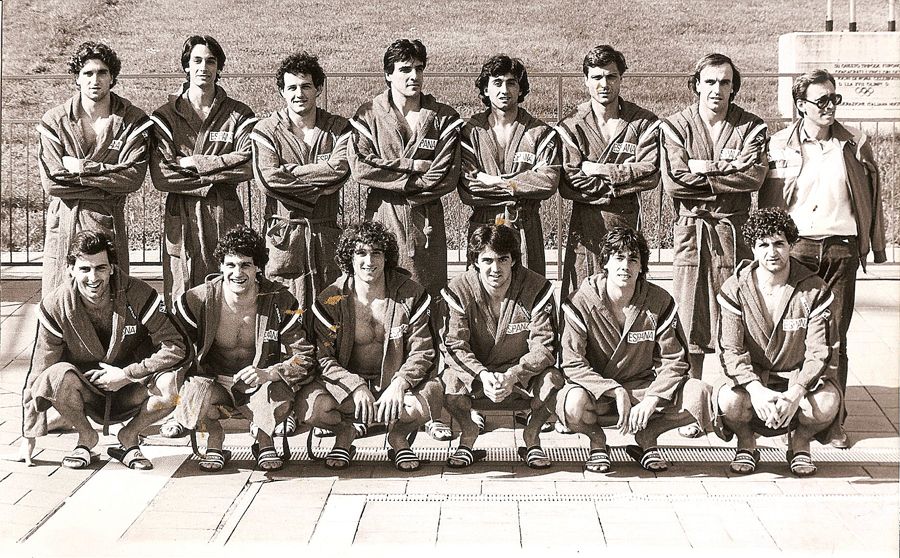 La selecció espanyola de waterpolo que va aconseguir la medalla de bronze als campionats europeus de 1983. Pere Robert apareix a la fila superior, el segon per la dreta