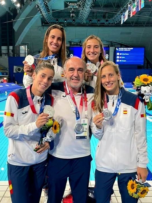 Pere Robert, envoltat de les jugadores mataronines de waterpolo que van aconseguir la medalla de plata als Jocs Olímpics de Tòquio 2020