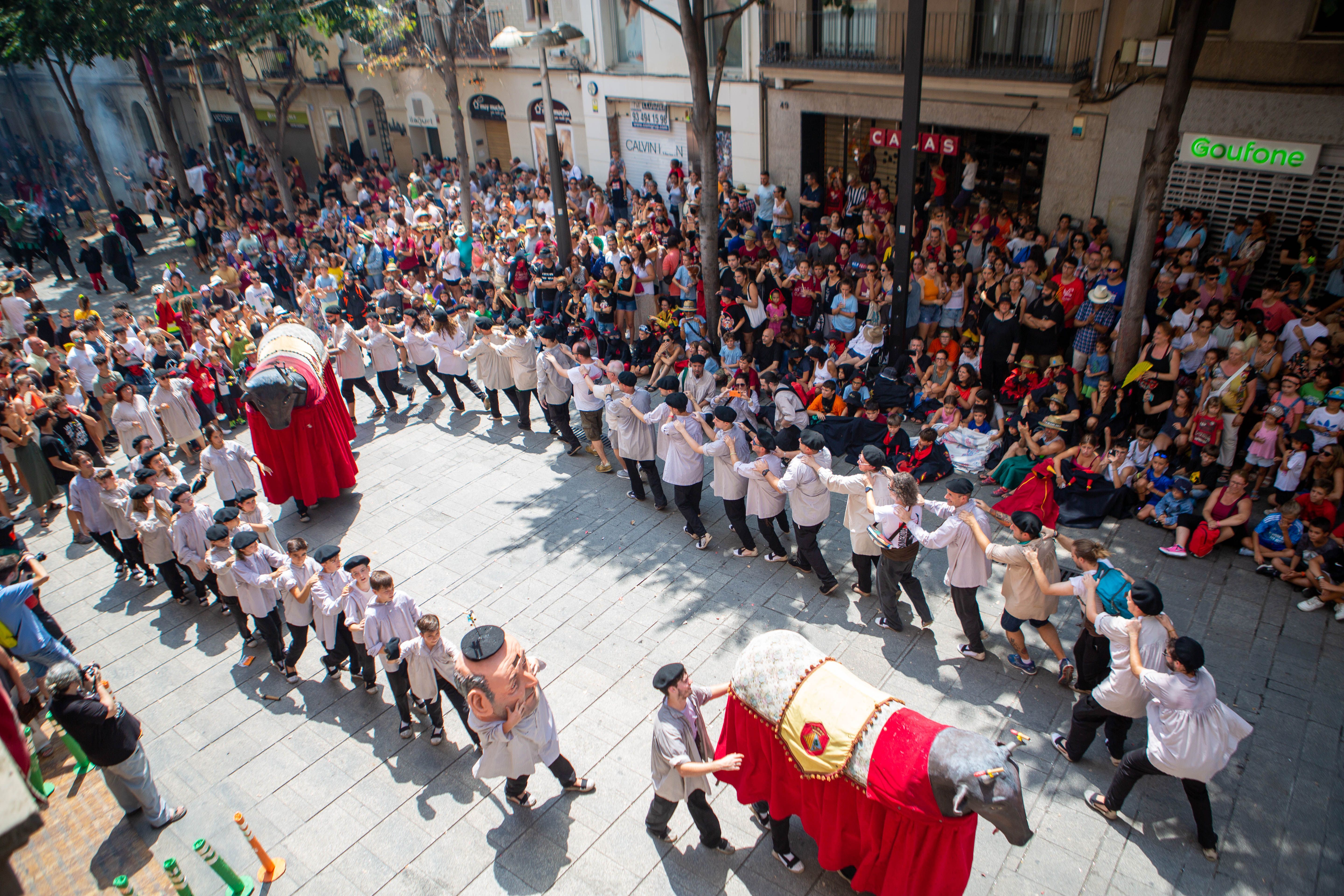 Alguns actes de Les Santes com l'Anada a la Residència es fan en hores de màxima calor. Foto: R. Gallofré