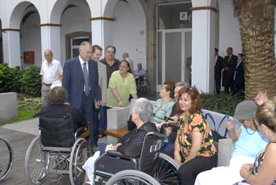 L'alcalde visita alguns dels pacients