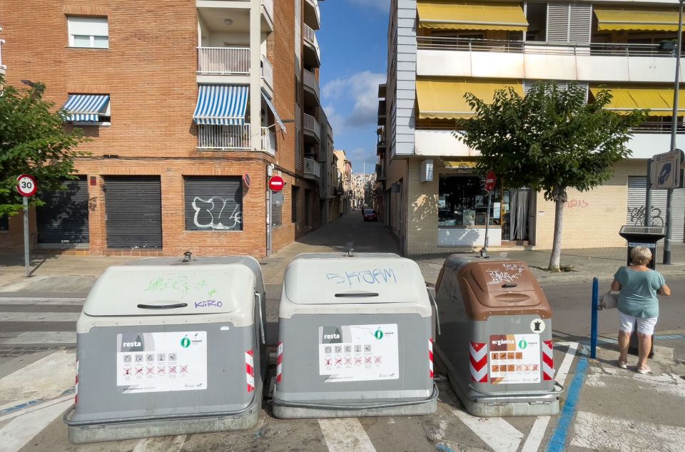 Contenidors de la brossa a l'avinguda Maresme amb carrer Sant Joan. Foto: R.Gallofré