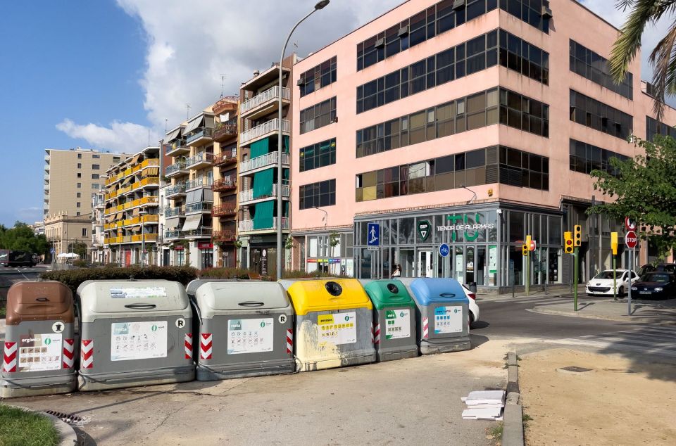 Contenidors de la brossa a l'avinguda Maresme amb carrer Sant Antoni. Foto: R.Gallofré