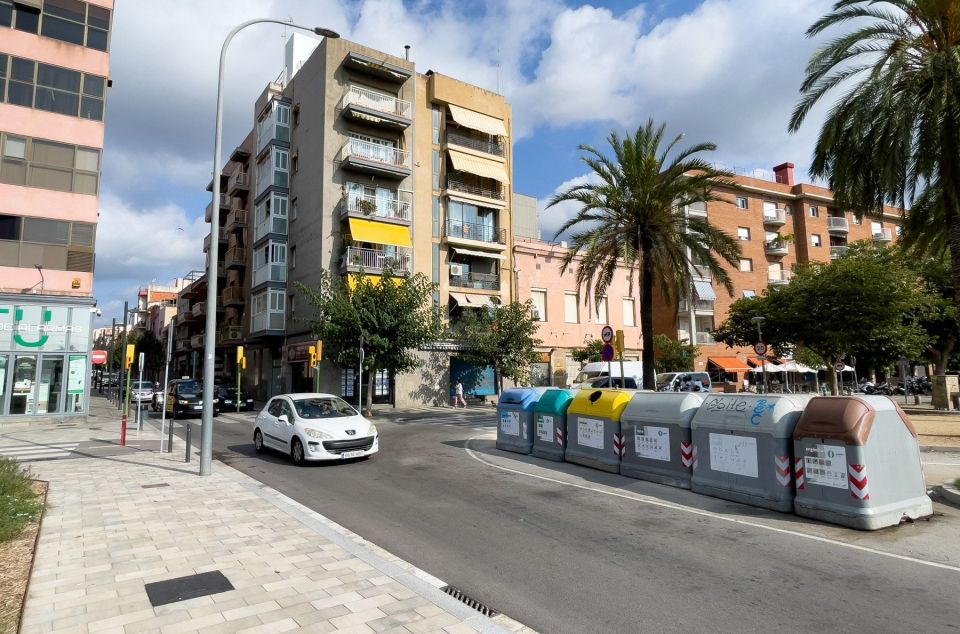 Contenidors de la brossa a l'avinguda Maresme amb carrer Sant Antoni. Foto: R.Gallofré