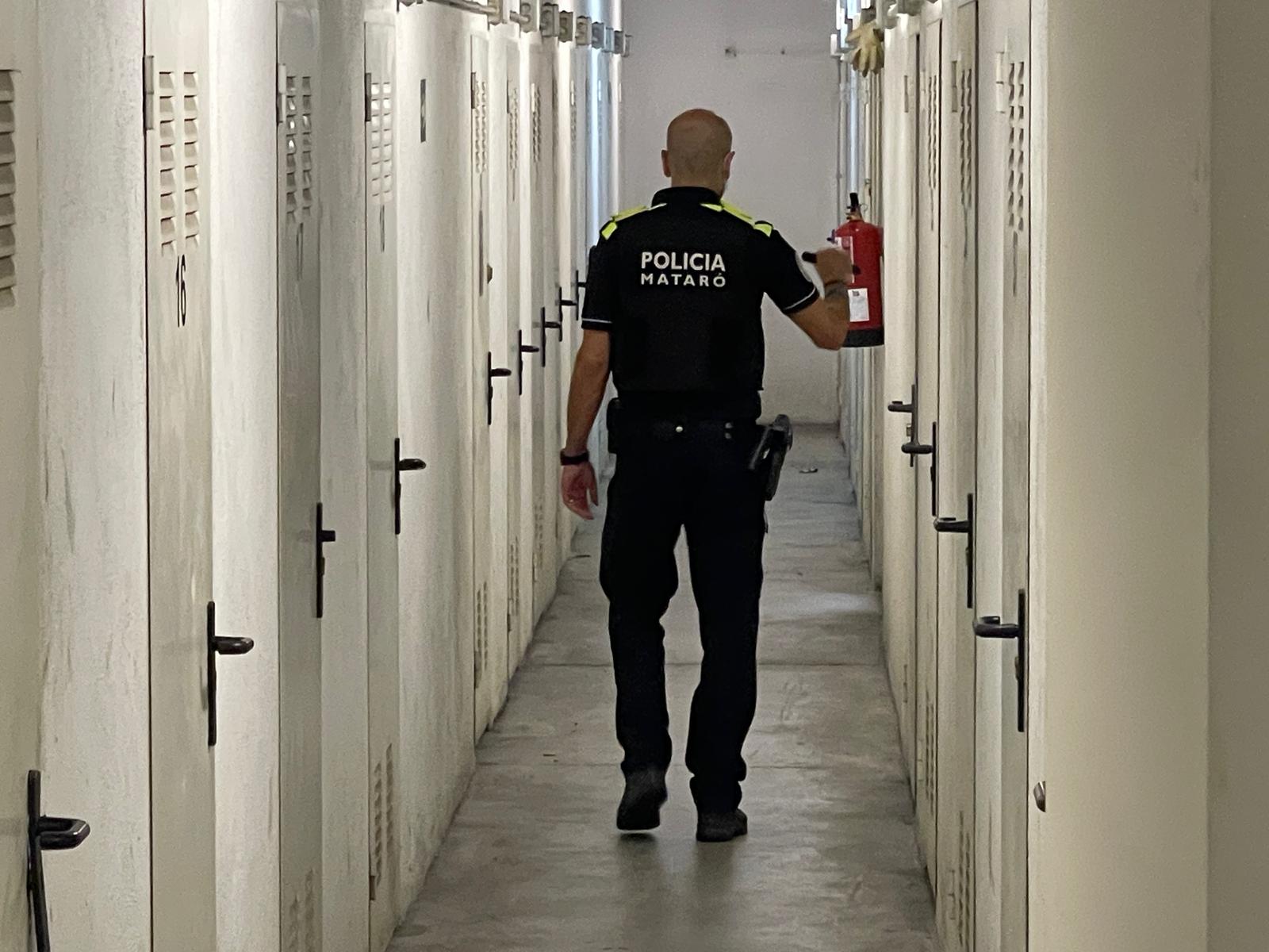 Inspecció policial dels trasters. Foto: Policia Local de Mataró