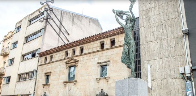 L'escultura 'Mataró' de Manuel Cusachs i Xivillé, a la Plaça de l'Ajuntament