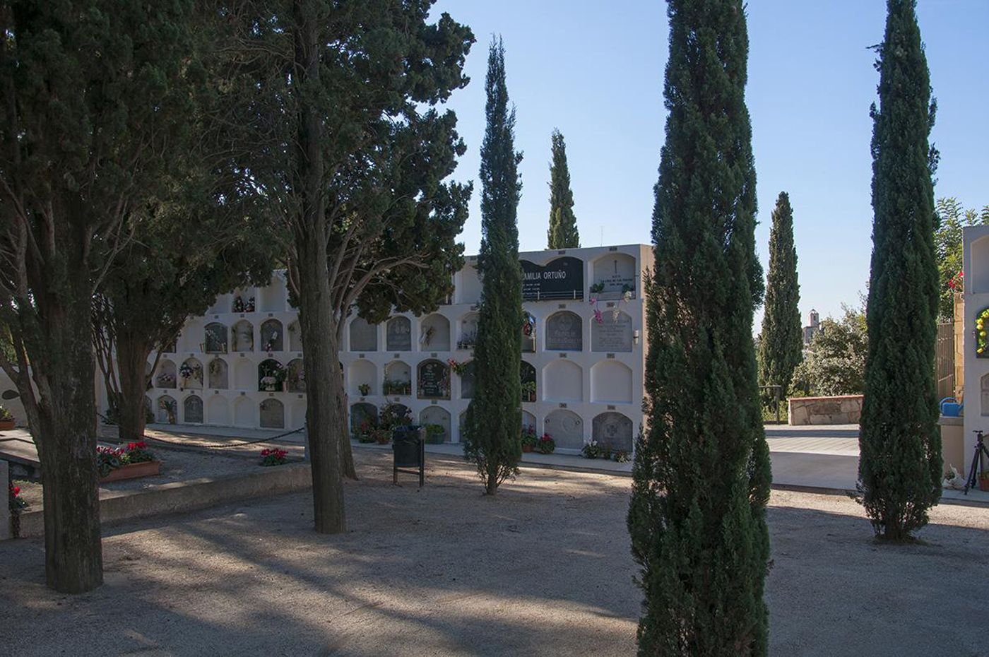 Nínxols al cementiri de Sant Vicenç de Montalt. Foto: Cabré i Junqueras