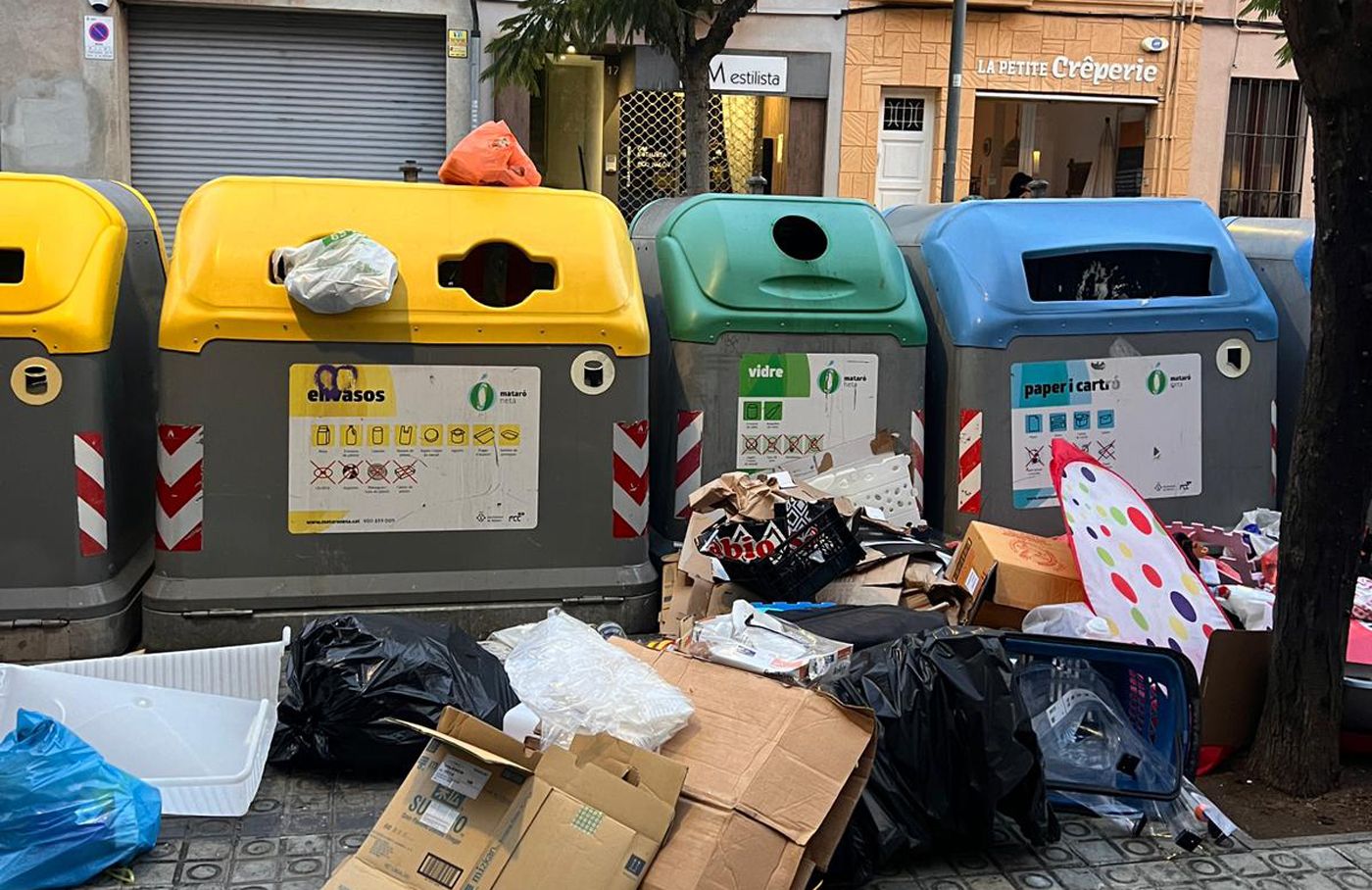 Contenidors desbordats al carrer Damià Campeny de Mataro. Foto: cedida