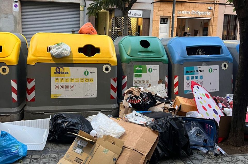 Contenidors desbordats al carrer Damià Campeny de Mataro. Foto: cedida