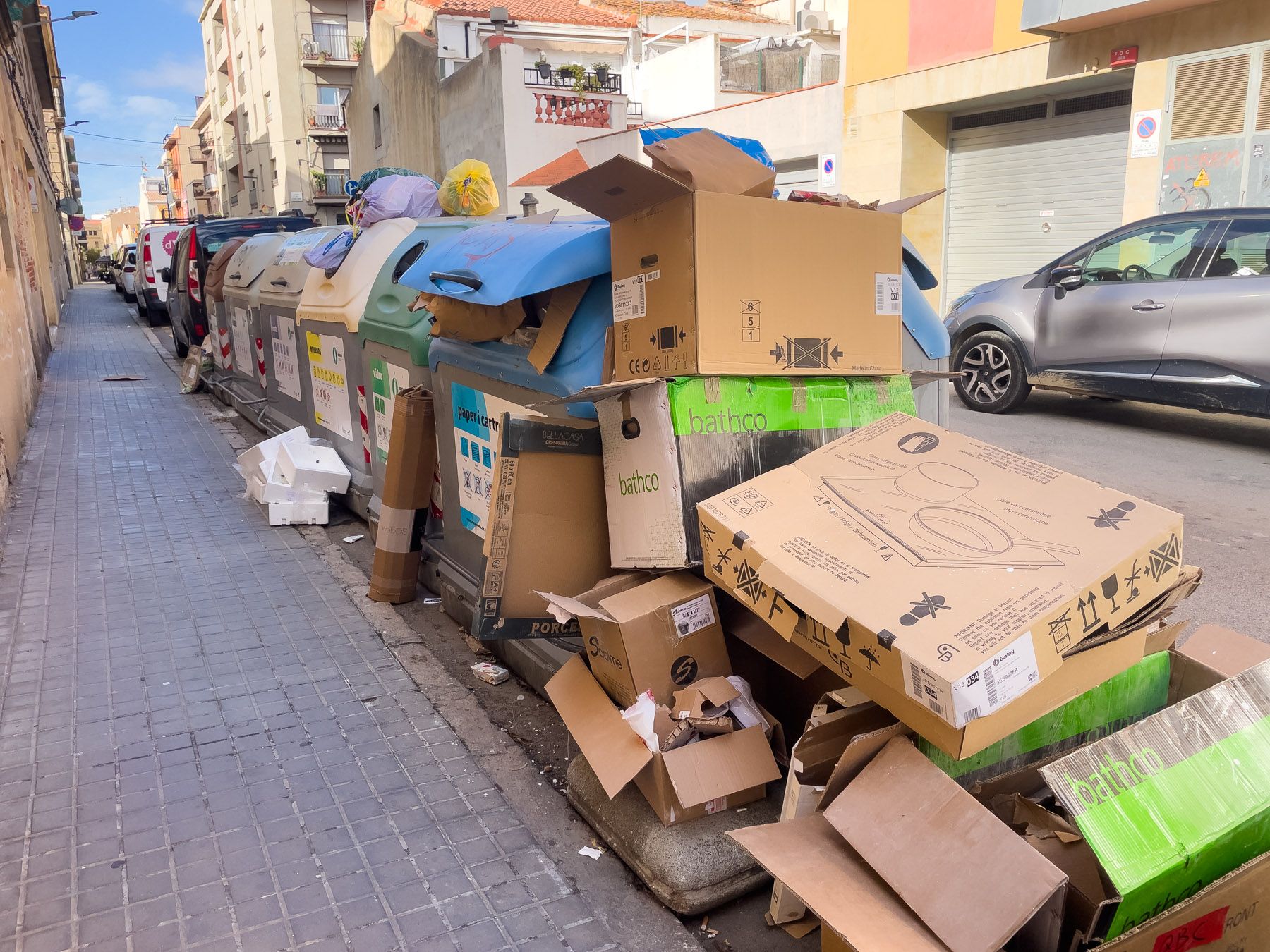 Contenidors plens de brossa, un dels problemes d'incivisme a Mataró