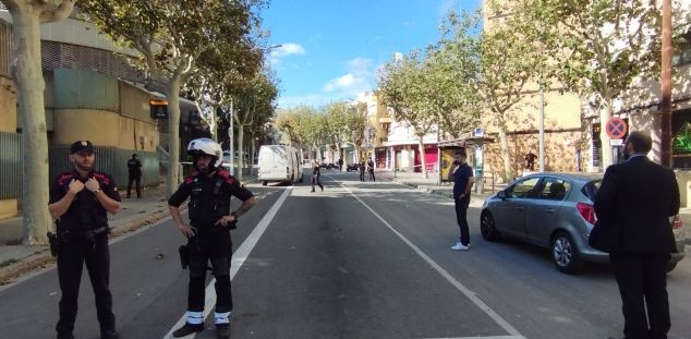 L'Avinguda de la Gatassa, tallada per l'aparició d'una maleta sospitosa. Foto: VB