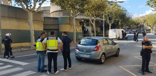 L'Avinguda de la Gatassa, tallada per l'aparició d'una maleta sospitosa. Foto: VB