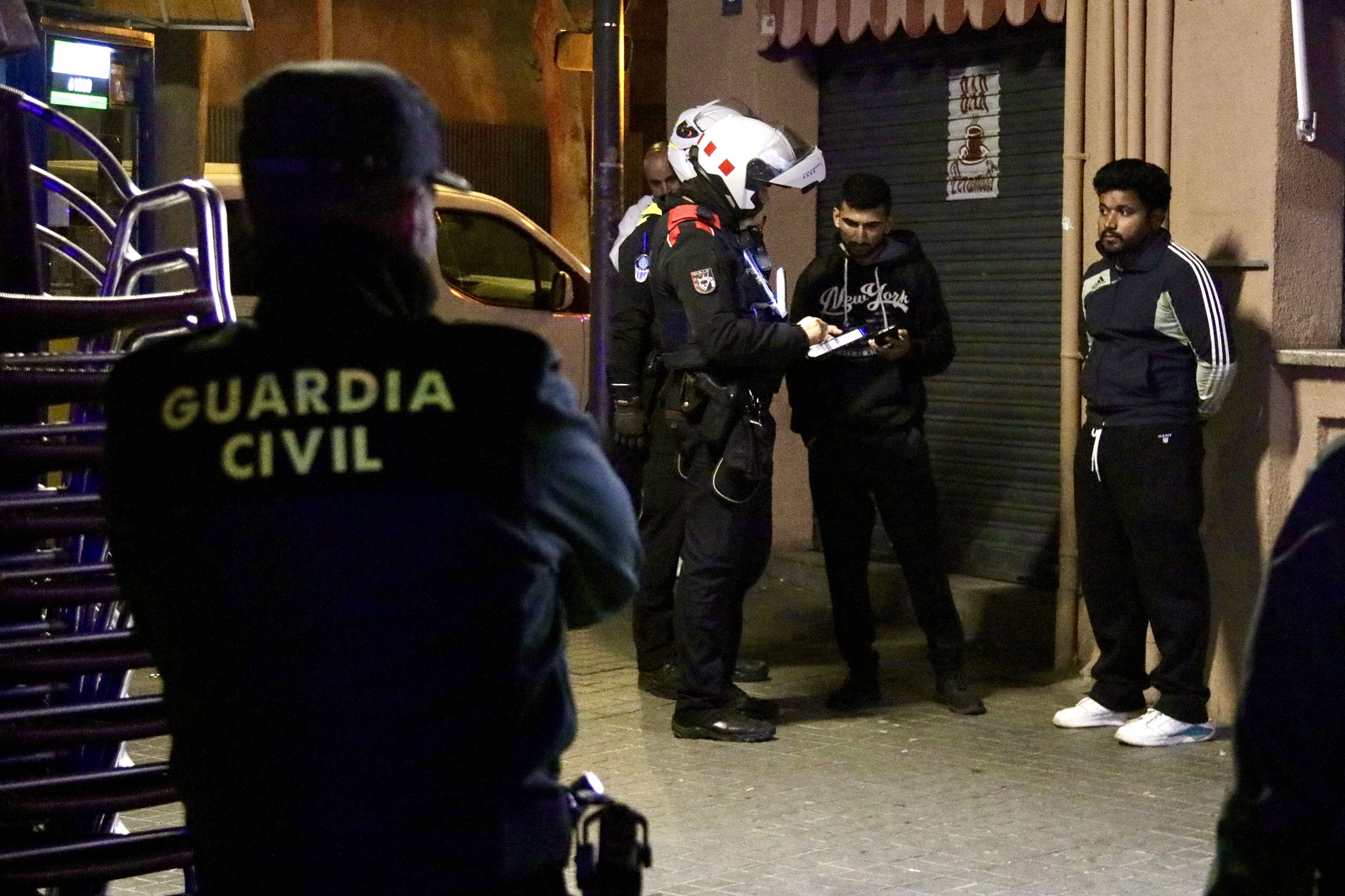 Dispositiu policial conjunt en una nit d'oci nocturn a Mataró. Foto. ACN