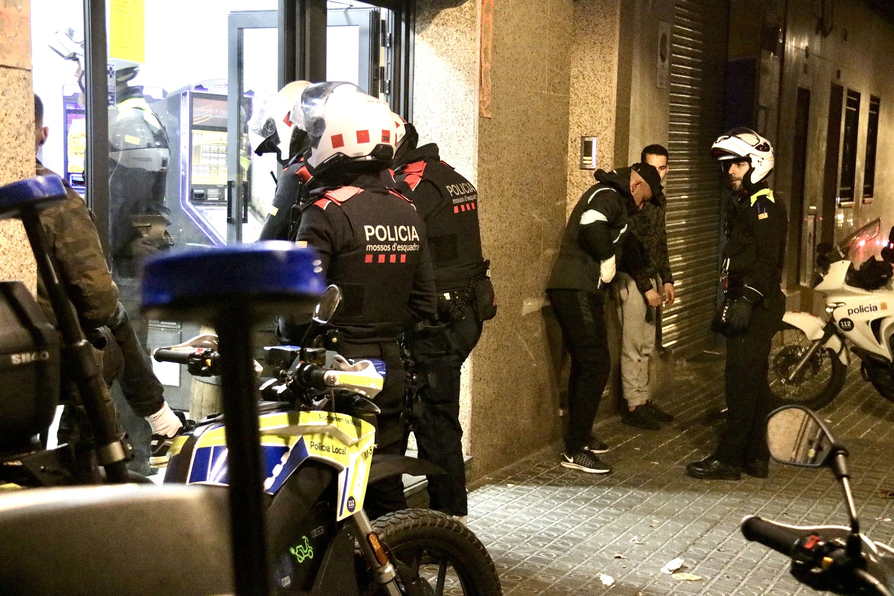 Dispositiu policial conjunt en una nit d'oci nocturn a Mataró. Foto. ACN