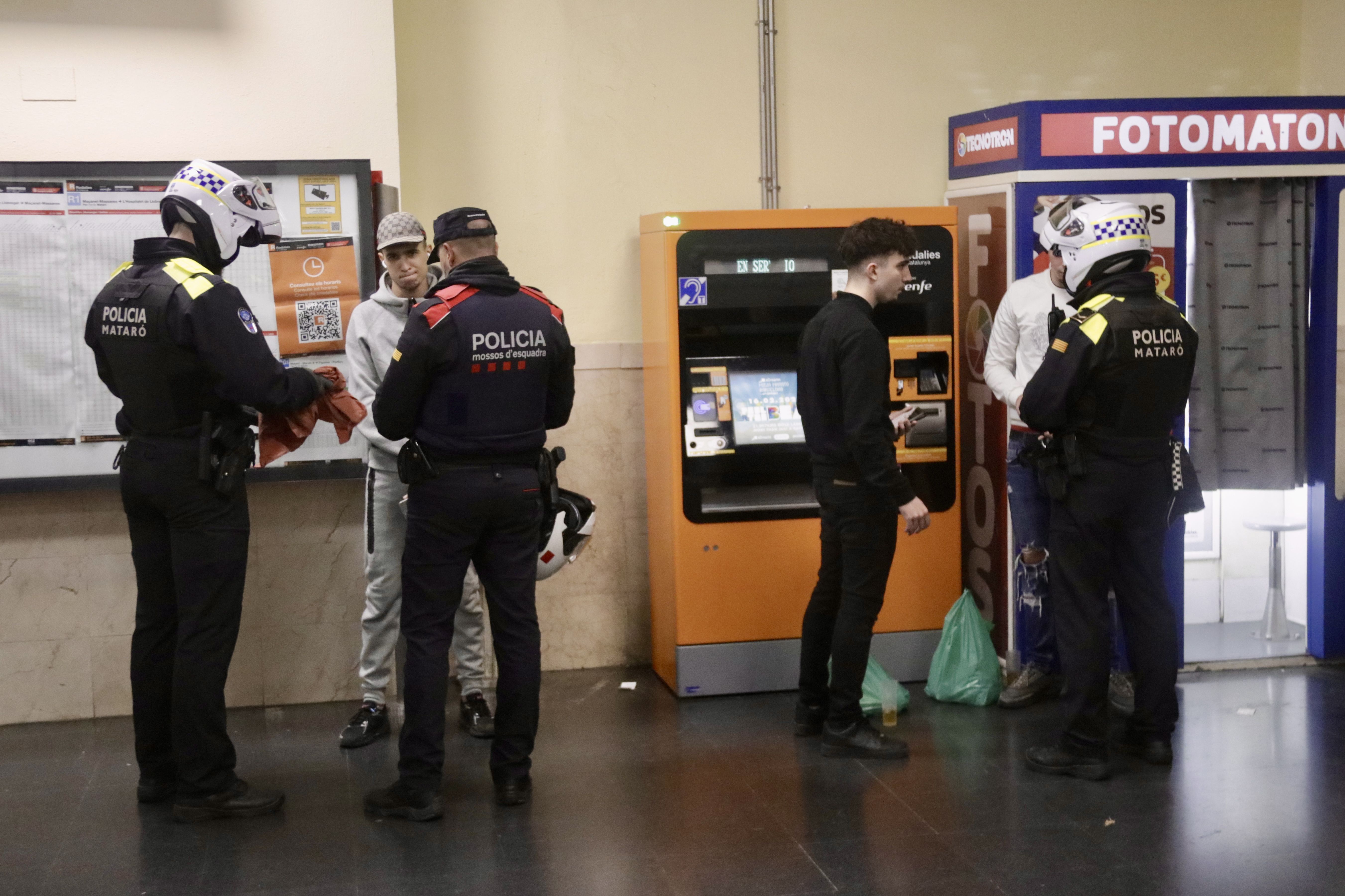 Dispositiu policial conjunt en una nit d'oci nocturn a Mataró. Foto. ACN