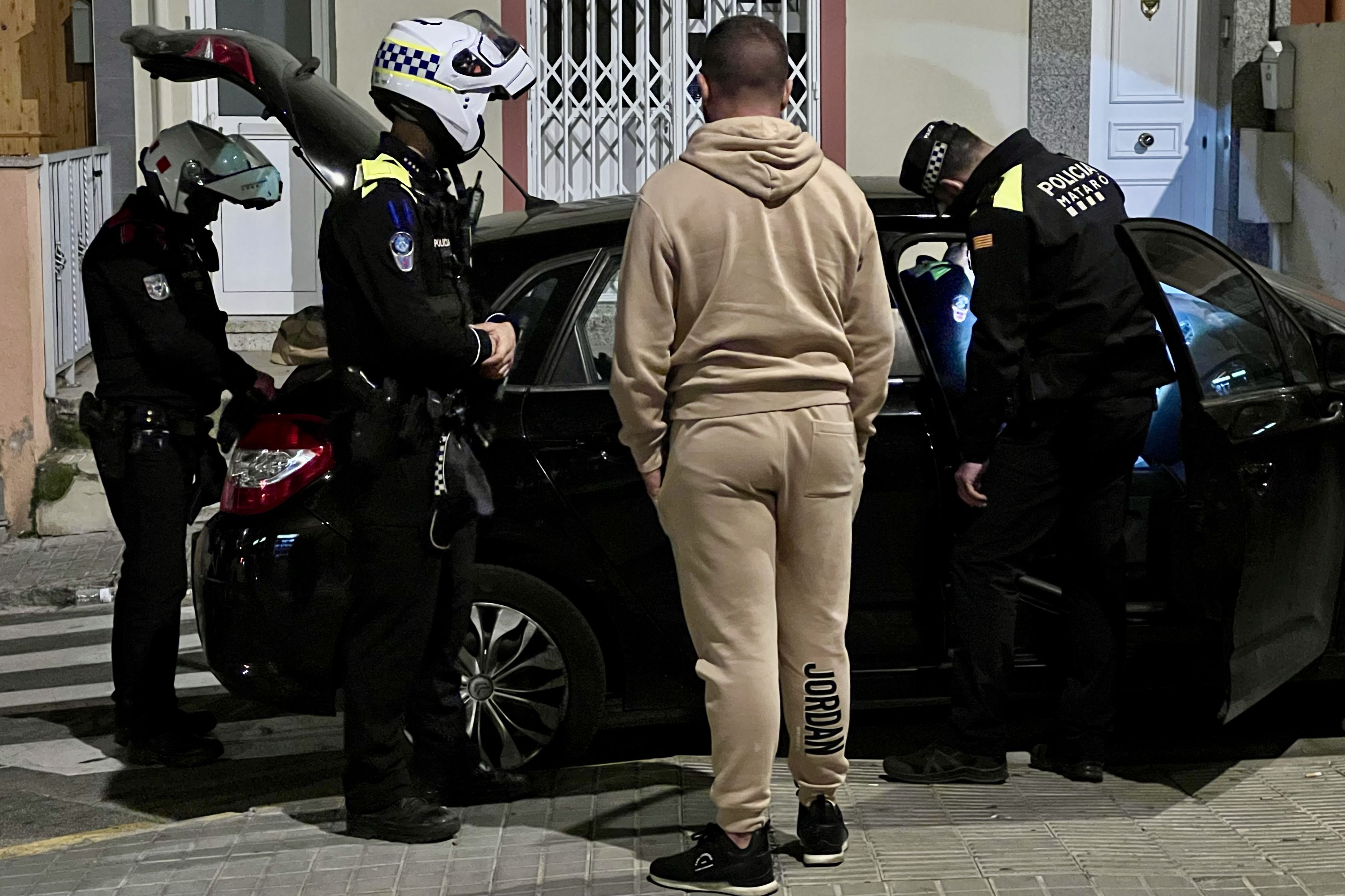 Dispositiu policial conjunt en una nit d'oci nocturn a Mataró. Foto. ACN