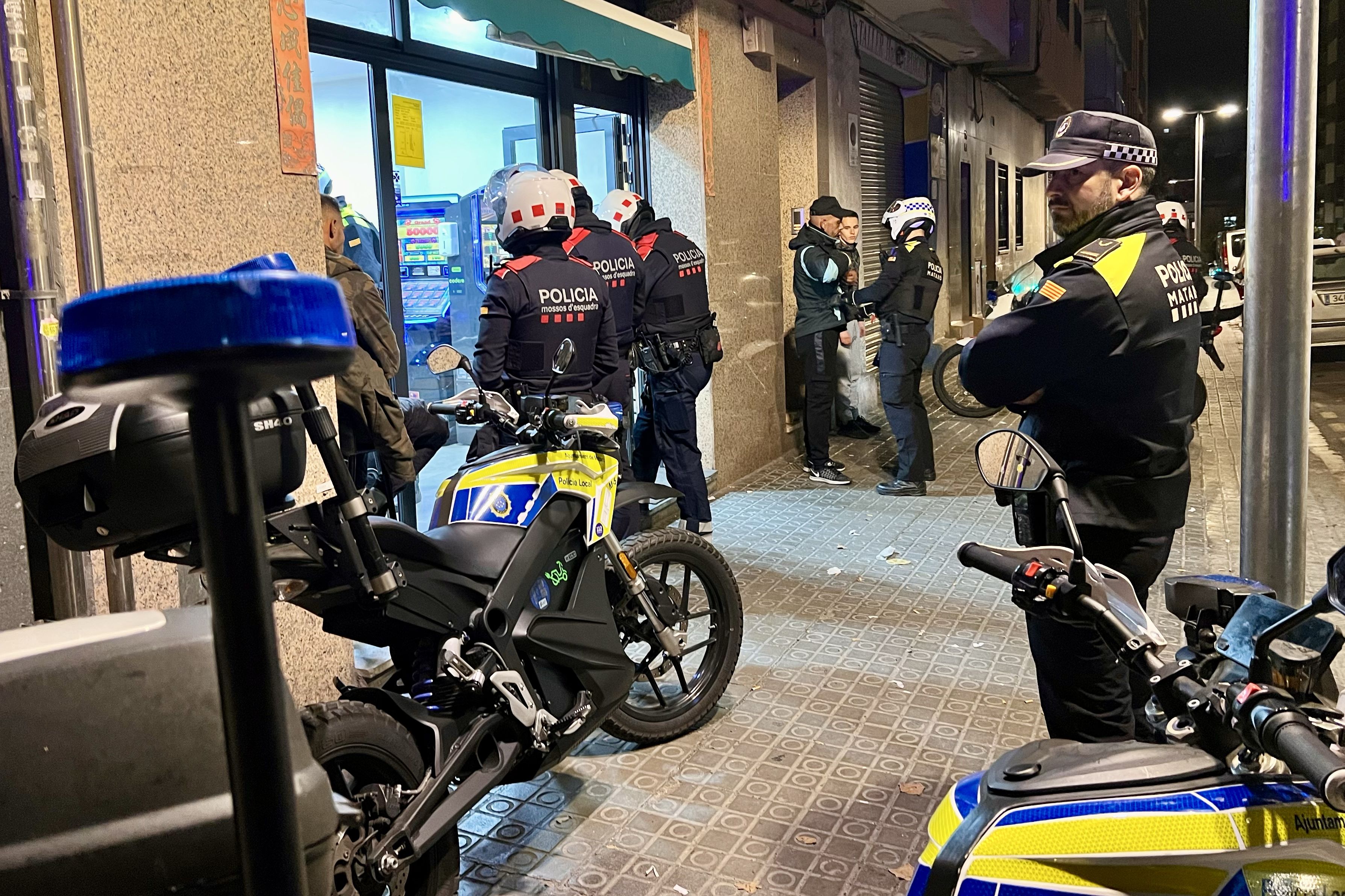 Dispositiu policial conjunt en una nit d'oci nocturn a Mataró. Foto. ACN