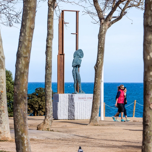 L'escultura, on era instal·lada amb el mar al fons. Foto: AM