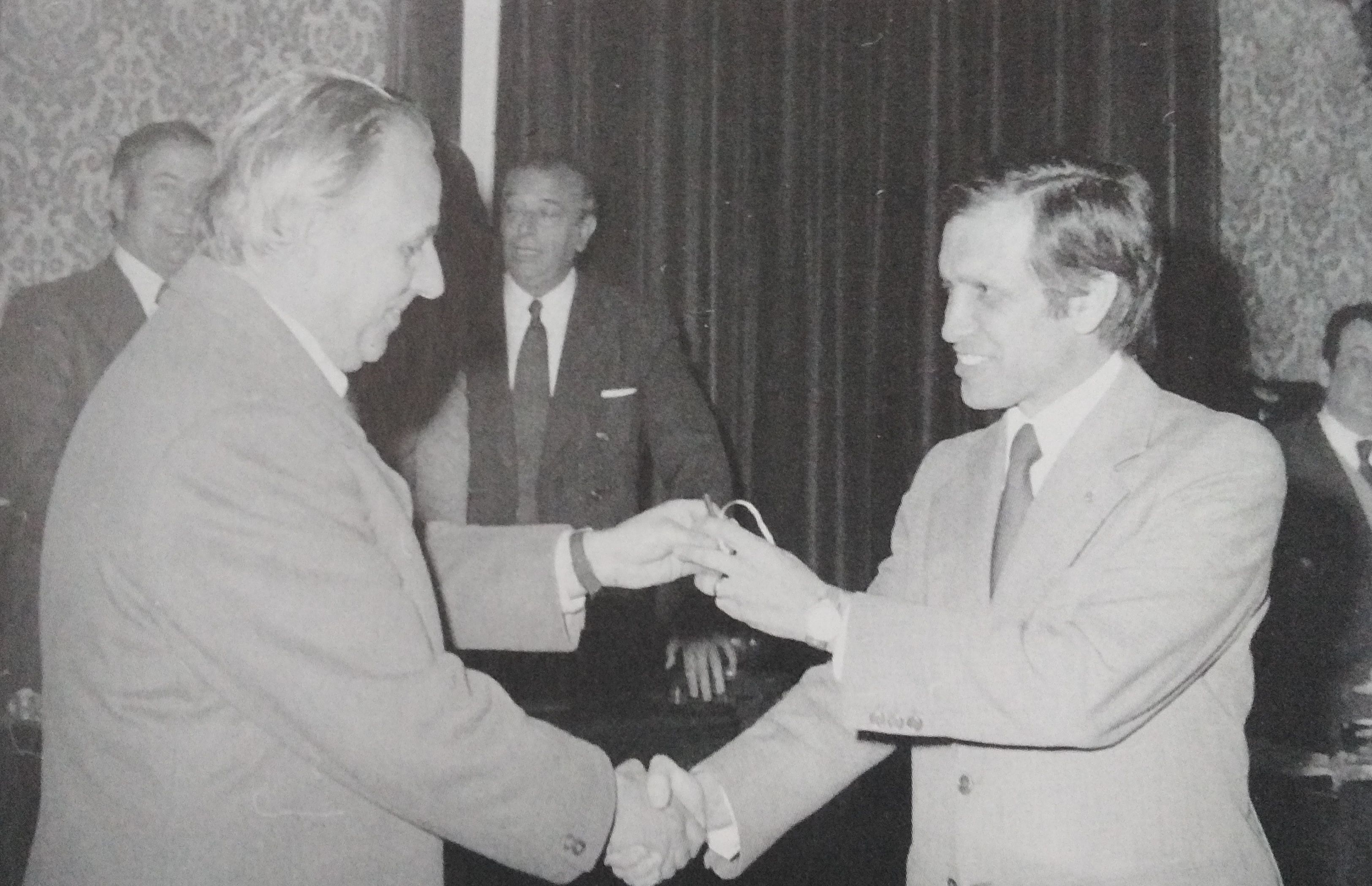 El lletrat Santiago Martínez, advocat de la Sociedad Productora Química Catalana, fa lliurament a l'alcalde Francesc Robert Graupera de les claus de l'empresa, simbolitzant la venda dels terrenys de Can Tuñí. Font: PUNSOLA, Albert (2006). Converses amb Francesc Robert Graupera. La transició des de l'alcaldia de Mataró 1973-1977