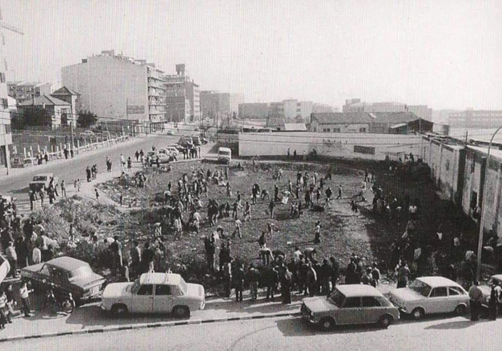 Una imatge de la mobilització del 10 de novembre de 1974, amb veïns i veïnes de Cerdanyola netejant el solar de Can Tuñí