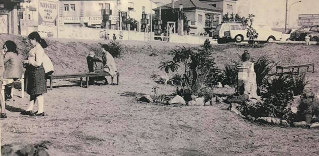 Algunes plantes i bancs de fusta col·locats al solar de Can Tuñí, per reivindicar la zona verda per al barri