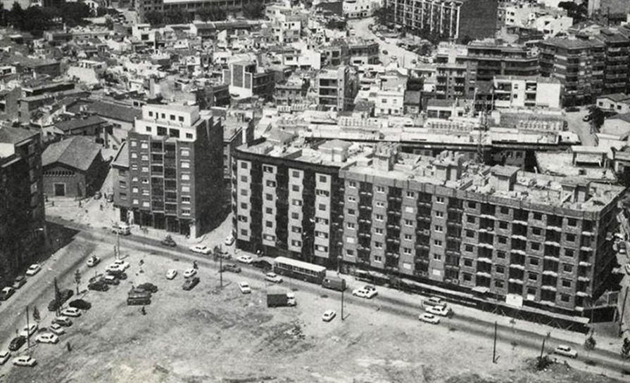 Vista aèria del solar de Can Tuñí, amb la fàbrica ja enderrocada, i els blocs de pisos de l'avinguda Puig i Cadafalch