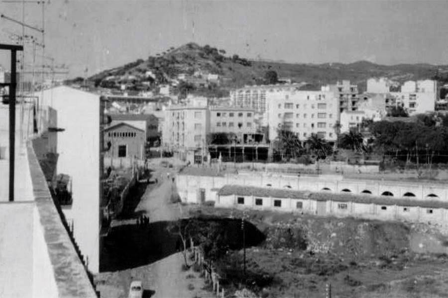 Una fotografia on es pot veure la fàbrica química al solar de Can Tuñí, amb l'avinguda de la Gatassa, la parròquia de Maria Auxiliadora i el Turó de Cerdanyola al fons