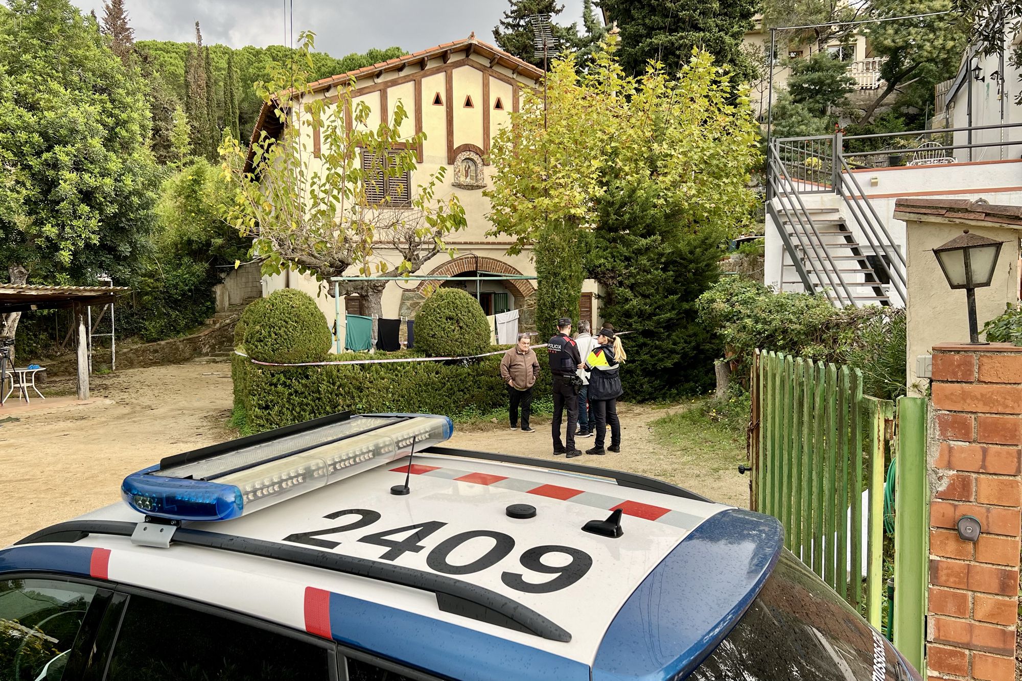 La casa on es va trobar els cossos del pare i el fill amb signes de violència. Foto: ACN