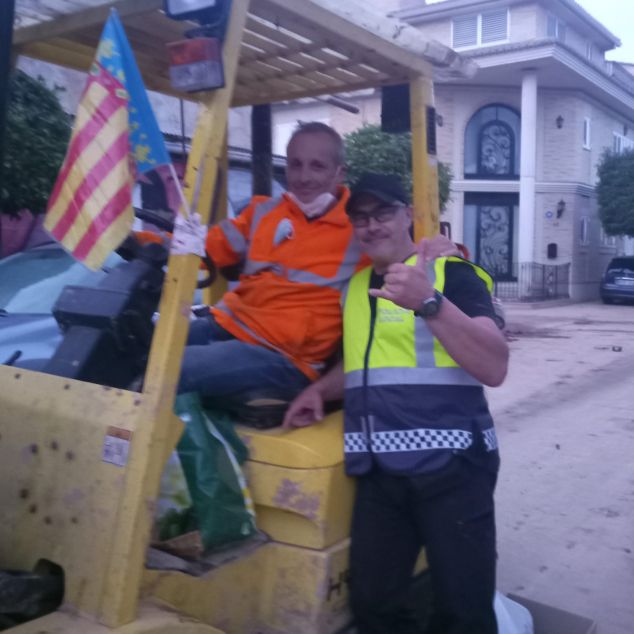 En Joan,amb en Rafa, un voluntari del poble que no para d'anar amunt i avall amb el 'toro'