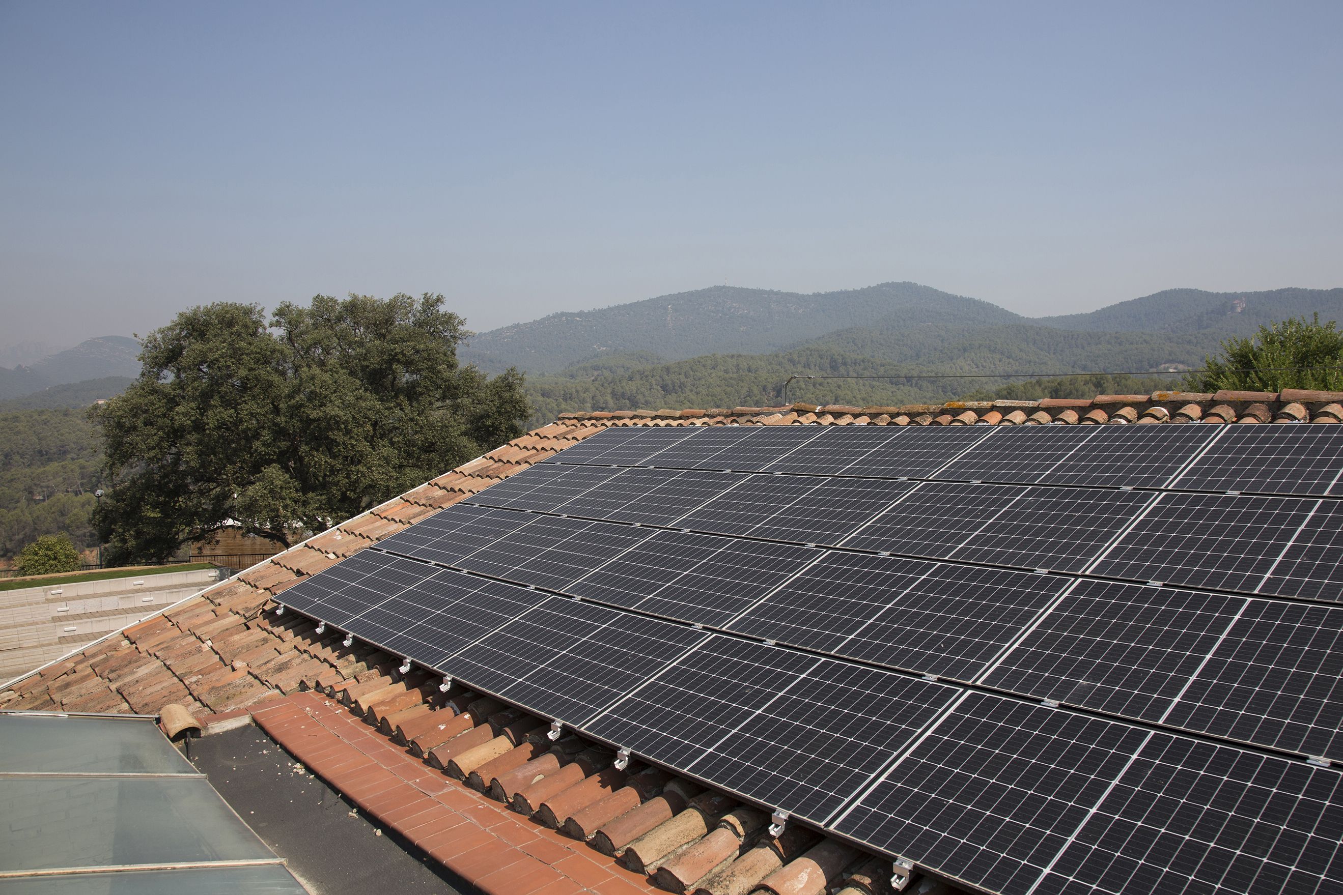 Instal·lació fotovoltaica sobre taulada d'equipament municipal