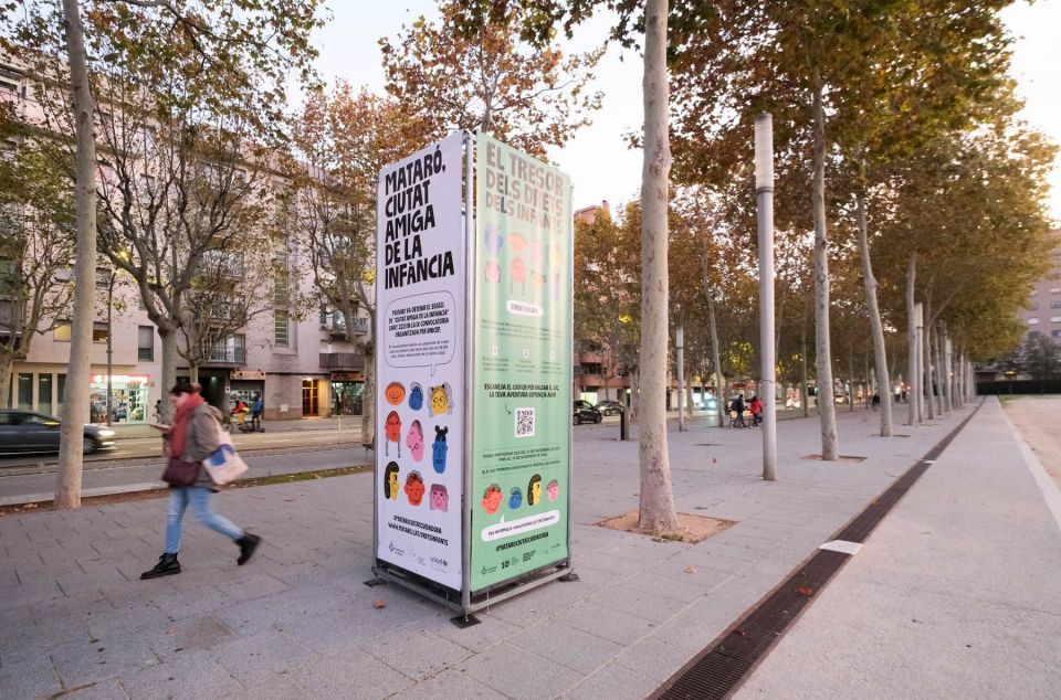 Torreta publicitària infància street escape