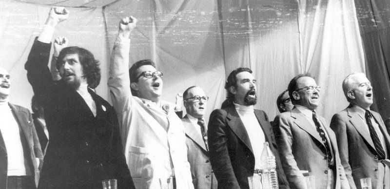 Míting del PSUC al Parc de la Ciutadella de Barcelona, ​​el 31 de maig de 1977. D'esquerra a dreta: Josep Serradell "Roman", Alfonso Carlos Comín, López Bulla, Antoni Gutiérrez Díaz "Guti", Santiago Carrillo i Gregorio López Raimundo