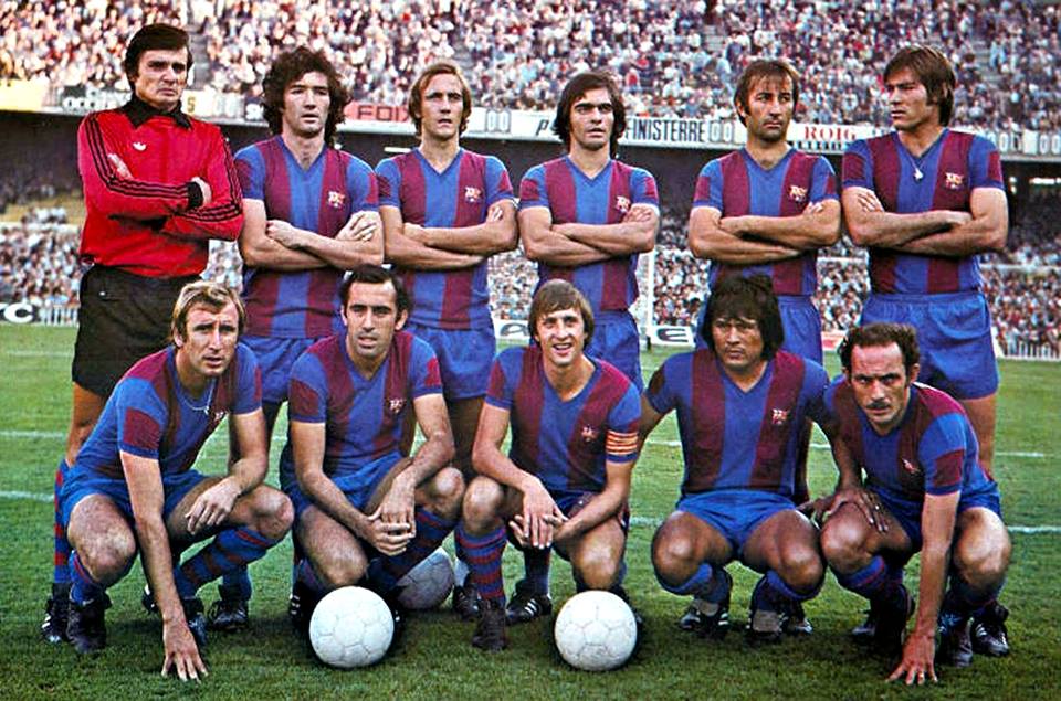 Una alineació del Barça 1976-1977, corresponent al partit jugat al Camp Nou contra el Salamanca, el 3 d'octubre de 1976. A dalt, d'esquerra a dreta: Mora, Ramos, Neeskens, Amarillo, Costas i Migueli. A baix, en el mateix ordre: Rexach, Asensi, Cruyff, Sotil i Clares