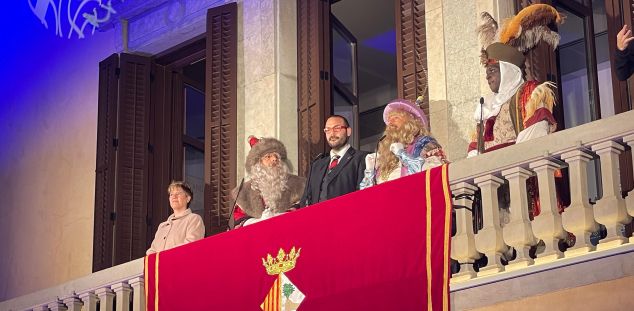 Los Reyes, el alcalde y la concejala de Cultura, en el balcón. Foto: R. Gallofré