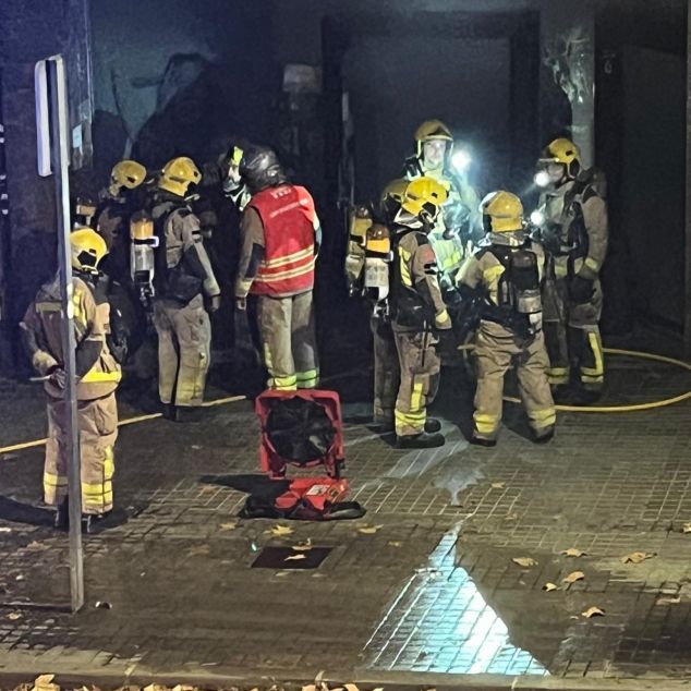 Los Bomberos, frente a la peluquería