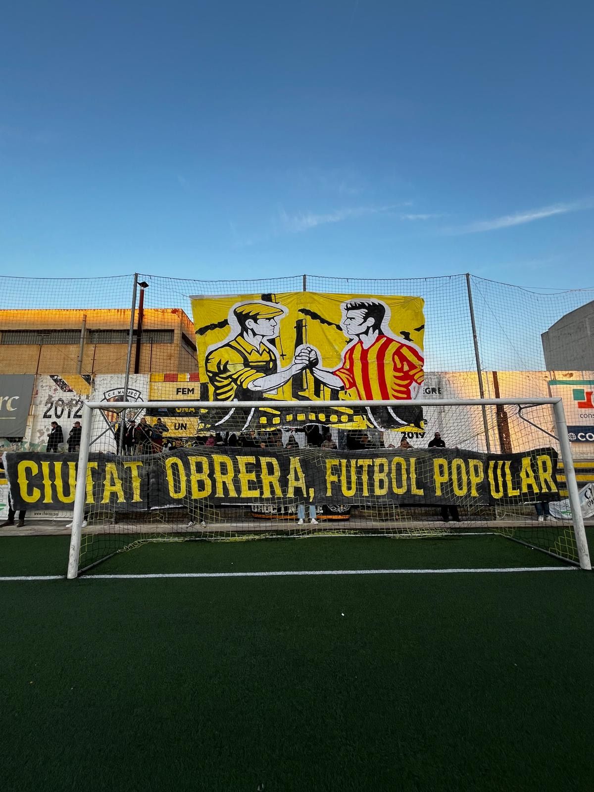 Mural de l'Eixam groc-i-negre en el derbi Mataró-Cirera.