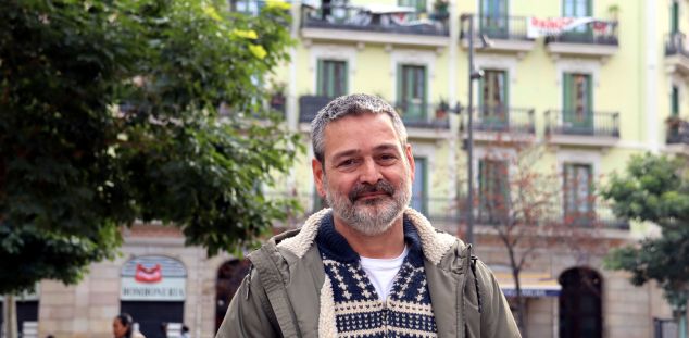 Josep Torrent, davant de la coneguda Casa Orsola