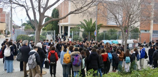 Movilización en el Satorras en apoyo al profesor Josep Torrent. Foto: ACN