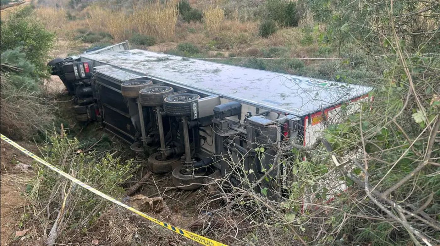 camió de gran tonatge caigut a la riera d'Argentona