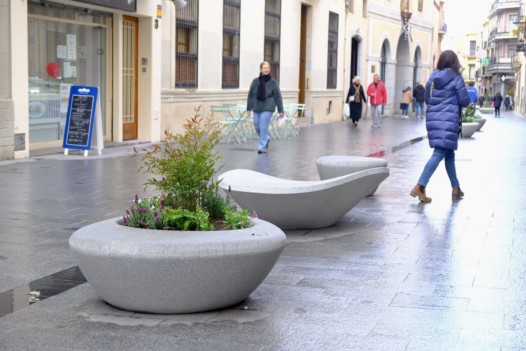 Nou mobiliari urbà al carrer Sant Josep. Foto: R.Gallofré