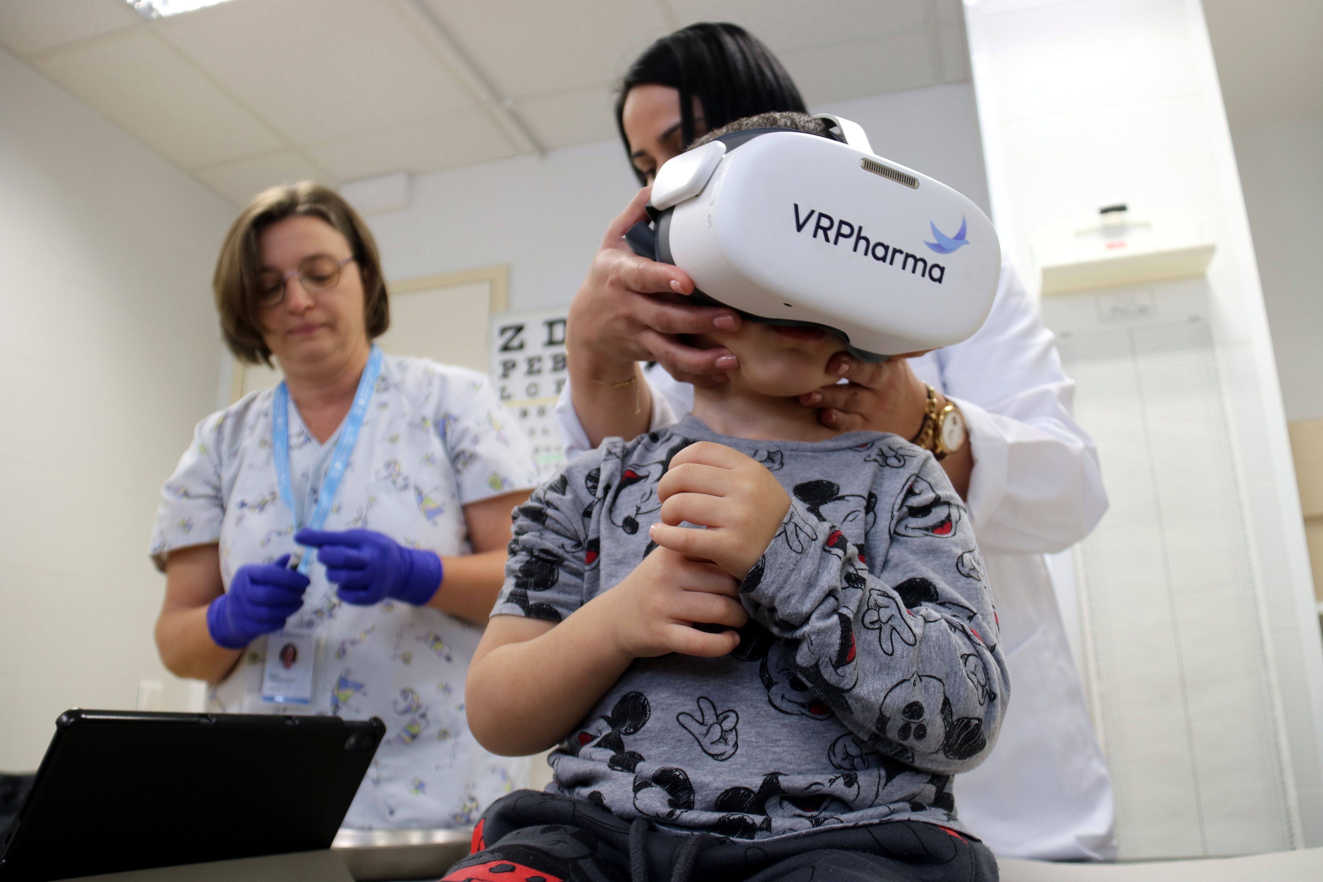 Realitat virtual per reduir l'ansietat en la vacunació dels infants