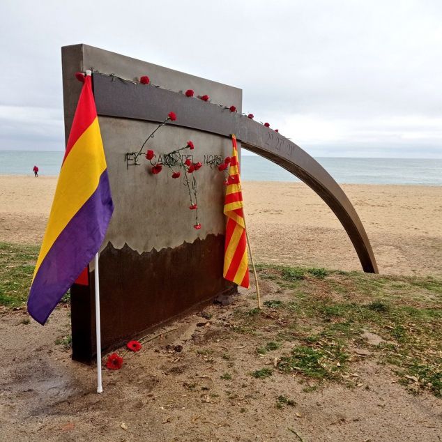 El monument del camí del nord, on es depositen flors