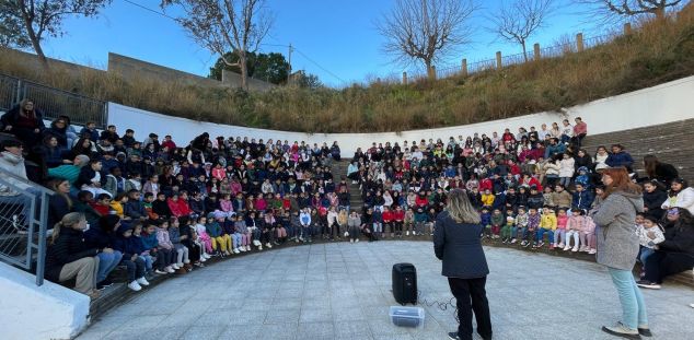 Alumnos de la Escuela Rocafonda celebrando el DENIP este año. Foto: @EscolaRocafonda ·