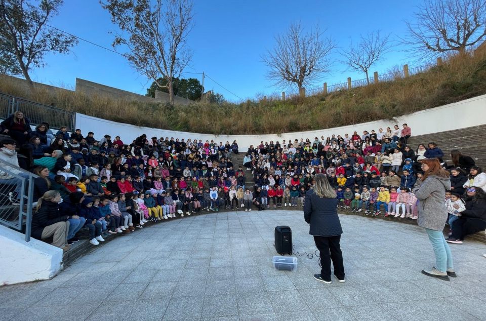 Alumnes de l'Escola Rocafonda celebrant el DENIP aquest any. Foto: @EscolaRocafonda ·