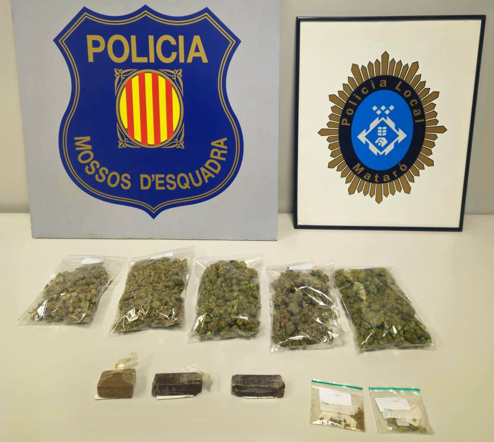 Droga requisada al detingut. Foto: Policia Local